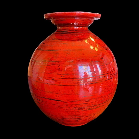 Beautiful vintage vase red with gold  8.5” tall x 6.5” wide Excellent condition - Picture 1 of 5